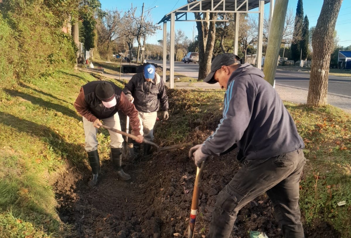 La gestión de Daniel Rossi continúa con tareas de mantenimiento urbano en Santa Elena